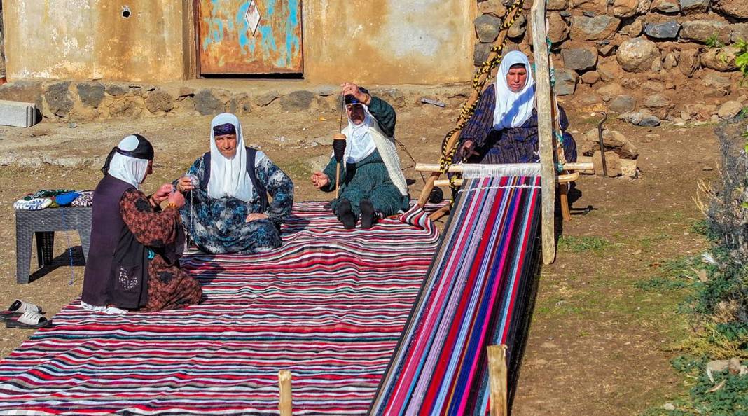 Diyarbakır’da asırlık yöntemle kilim dokuyor 14